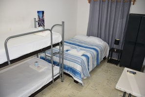 Habitación cuádruple familiar | Ropa de cama de alta calidad, edredón y wifi gratis