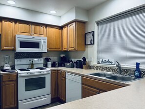 Een magnetron, een oven, een kookplaat, een vaatwasser