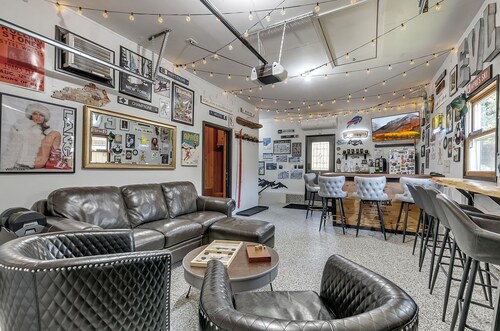 EVL Hideaway:game room,hot tub,steps 2 town&trails