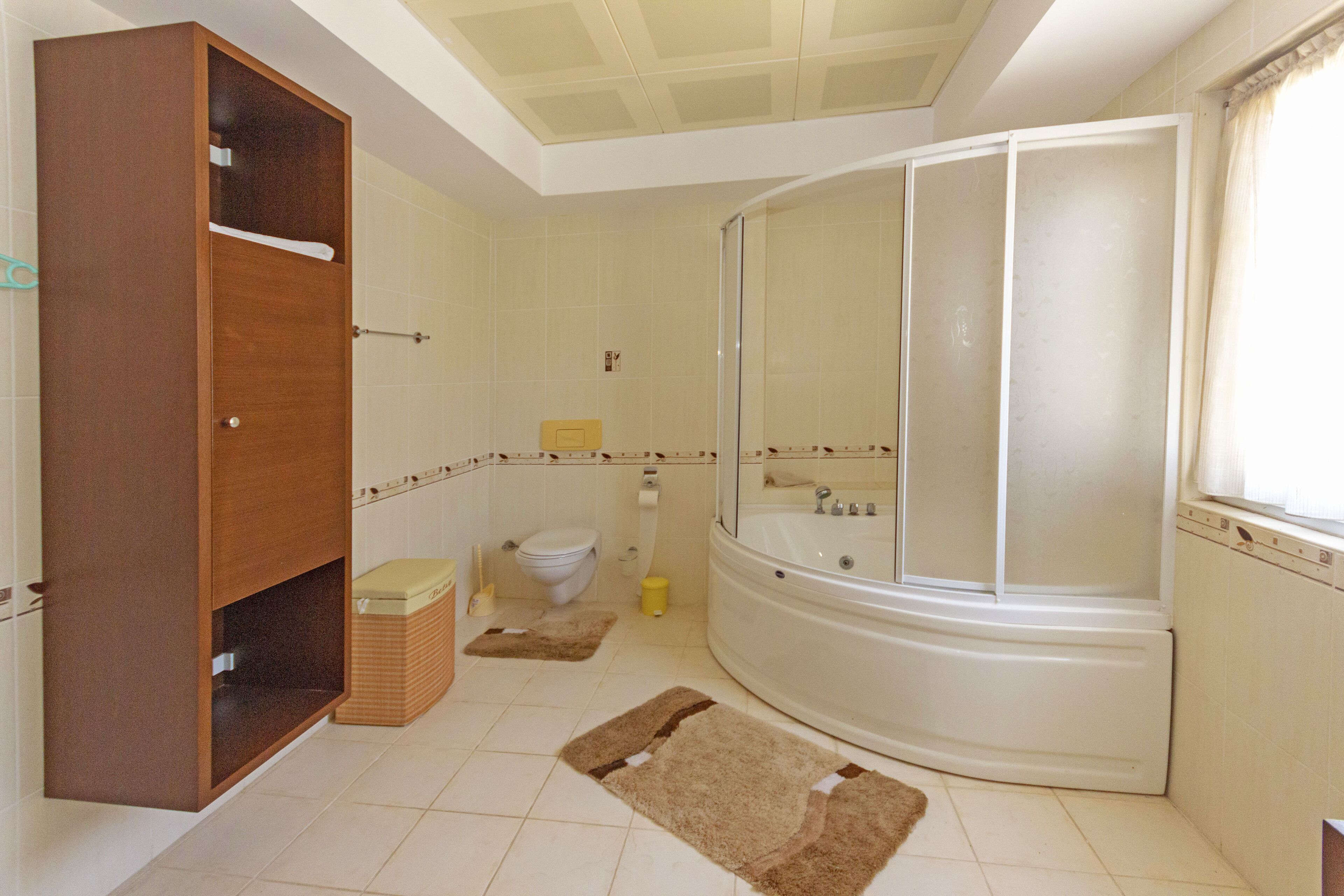 Családi villa | Fürdőszoba | Külön fürdőkád, illetve zuhanyzó, hidromasszázskád és esőzuhany