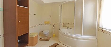 Family Villa | Bathroom | Separate tub and shower, jetted tub, rainfall showerhead, hair dryer