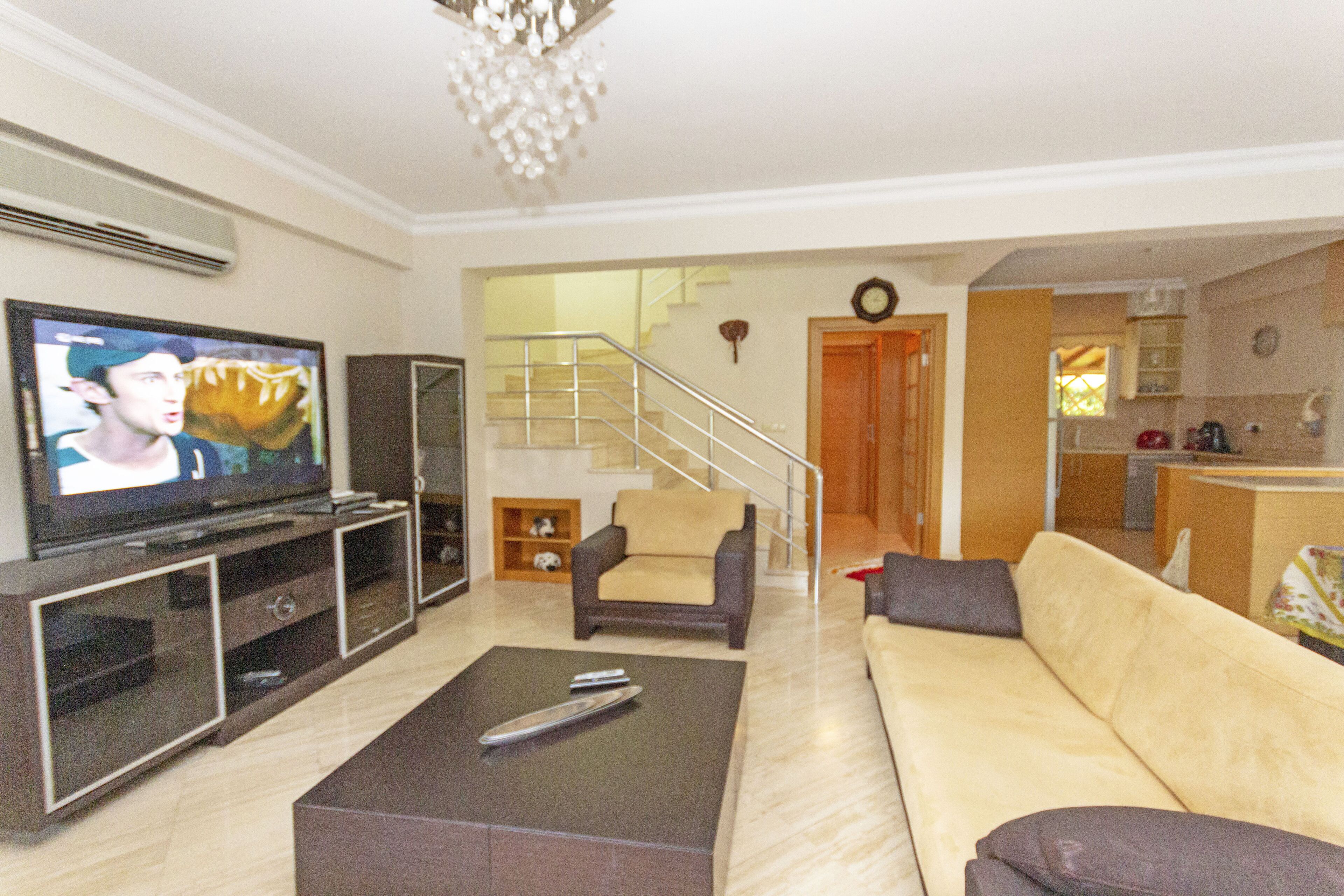 Televisión LCD 108 cm con canales de televisión vía satélite