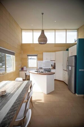Fridge, microwave, oven, stovetop - Surf break at Bayview villas SEA VIEW (Port Campbell)