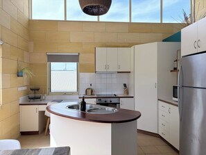 Private kitchen - Surf break - Beachfront Port Campbell (Port Campbell)