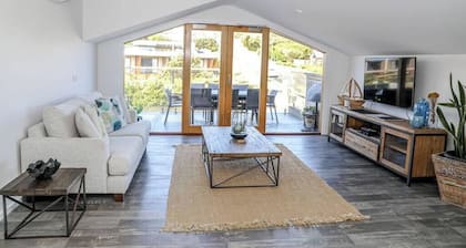 12 Rocks Beach View Loft. Central Port Campbell.