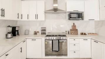 Refrigerador, microondas, horno, placa de cocina