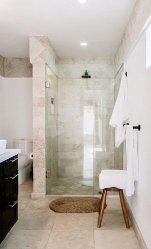Douche, serviettes fournies, savon, shampoing