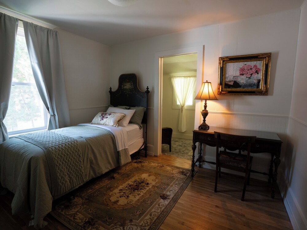 Antique Chic [Cozy & Elegant] Downtown Loveland Loveland Vrbo