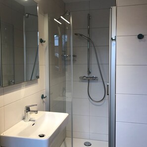 Shower - Ferienhaus 50085 - Mal so Richtig Ausspannen: Das Reihenhaus Liegt Hinter dem Deich und hat für die (Wittmund)