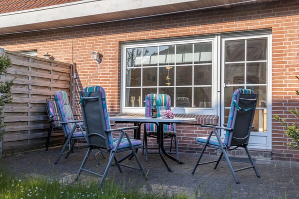 Outdoor dining - Ferienhaus 50085 - Mal so Richtig Ausspannen: Das Reihenhaus Liegt Hinter dem Deich und hat für die (Wittmund)