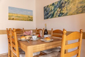 Dining - Ferienhaus 50085 - Mal so Richtig Ausspannen: Das Reihenhaus Liegt Hinter dem Deich und hat für die (Wittmund)