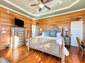 6 bedrooms, desk, iron/ironing board, free WiFi