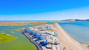 A coastal hotel with modern architecture, a beach, and a view of the sea. - Blue House LV 2-4 Costa Divina by Kivoya (Puerto Peñasco)