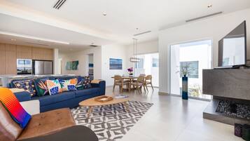 Condo familiar, 2 habitaciones, vista al lago | Área de sala de estar