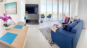Condo familiar, 2 habitaciones, vista al lago | Sala de estar
