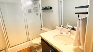 Premium Room | Bathroom | Towels - Stay-Smart Modern Travelodge (Tempe)