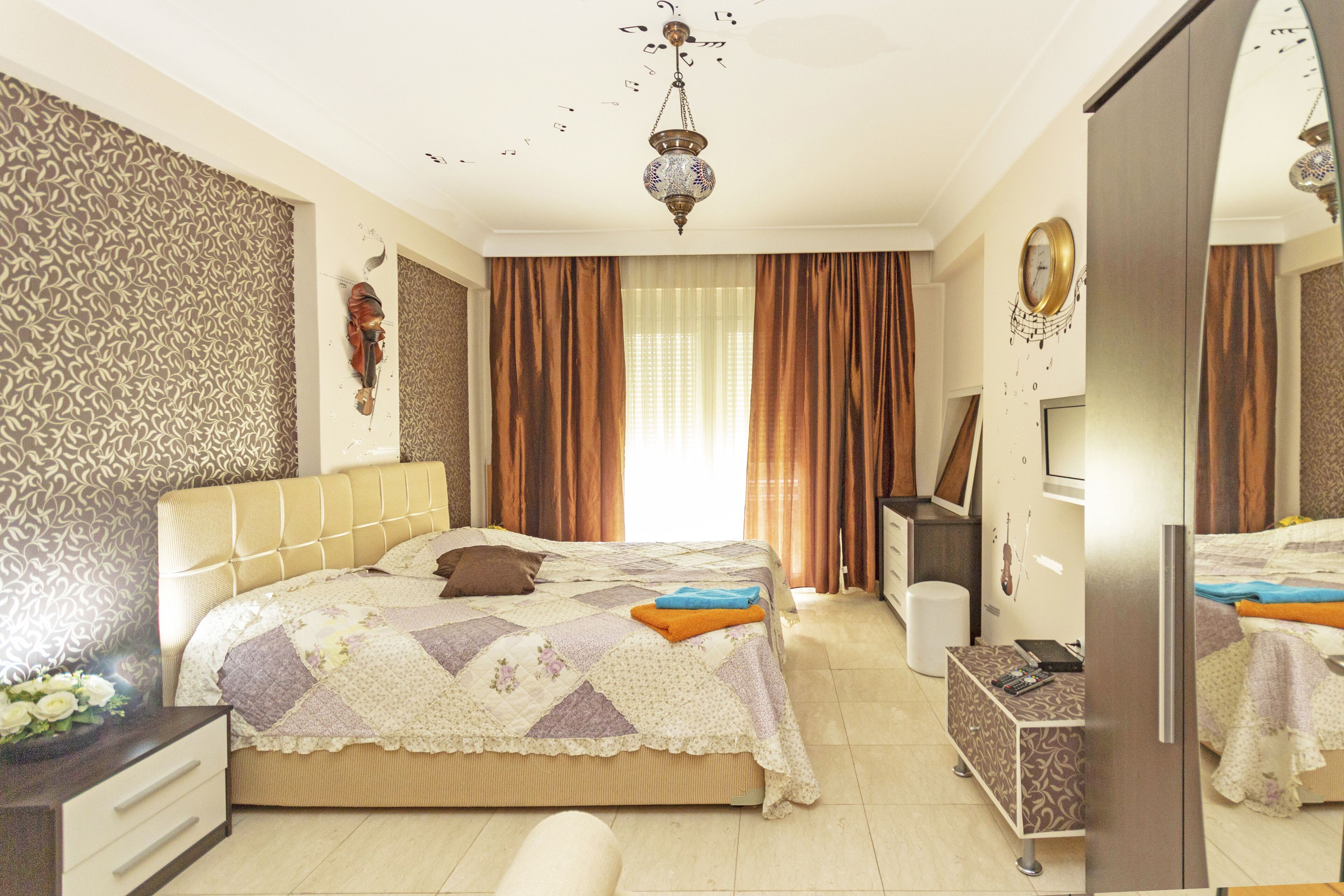 家庭别墅 | 4 多间卧室、高档床上用品、笔记本电脑工作区、熨斗/熨衣板