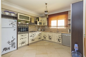 Family Villa | Private kitchen | Full-size fridge, microwave, oven, stovetop