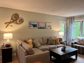 Smart TV, fireplace - Pico G-203 Ski on/off located at the Base of Pico Mountain Ski Resort. NO Aircon (Killington)