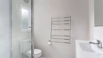 SĂšche-cheveux, serviettes fournies, savon, shampoing