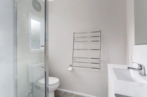 Hair dryer, towels, soap, shampoo - Ellis Cottage Glebe Luxury 1 - 4 bedroom Cottage, Hobart, Tasmania (Glebe)