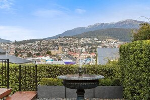 Property grounds - Ellis Cottage Glebe Luxury 1 - 4 bedroom Cottage, Hobart, Tasmania (Glebe)
