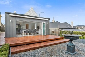 Outdoor dining - Ellis Cottage Glebe Luxury 1 - 4 bedroom Cottage, Hobart, Tasmania (Glebe)