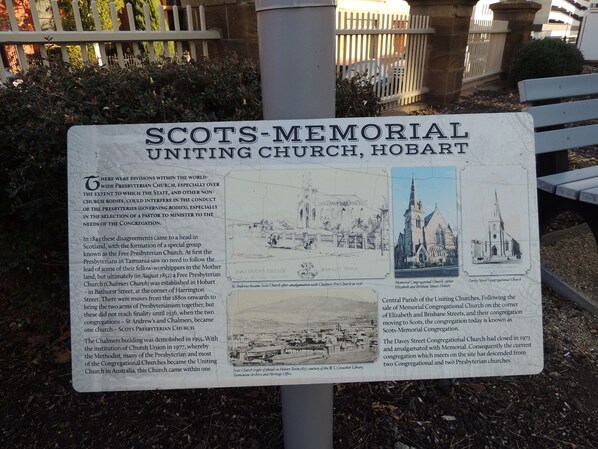 Un cartel histórico sobre la Iglesia Memorial de los Escoceses, Hobart, que detalla su historia y modificaciones arquitectónicas.