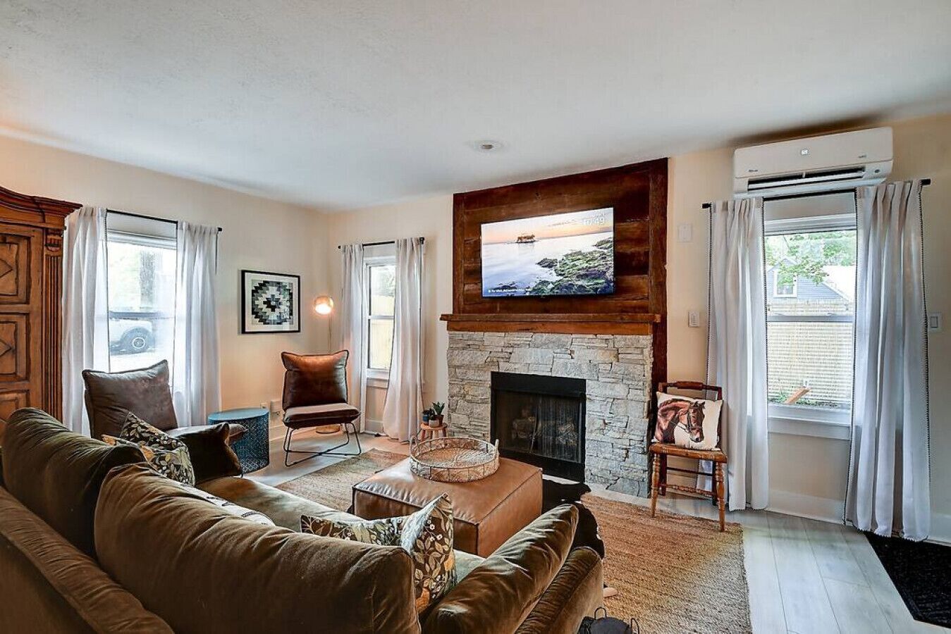 Smart TV, fireplace