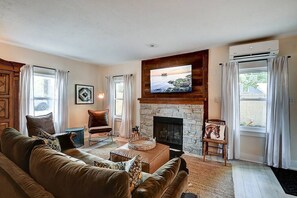 Smart TV, fireplace - Black Barn Indy · Black Barn Indy-Secluded Suburban Retreat! (Indianapolis)
