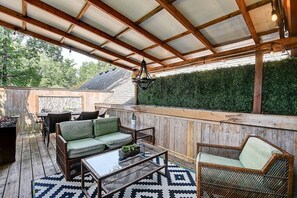 Outdoor dining - Black Barn Indy · Black Barn Indy-Secluded Suburban Retreat! (Indianapolis)