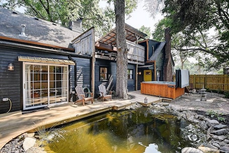 Terrace/patio. Black Barn Indy · Black Barn Indy-Secluded Suburban Retreat!
