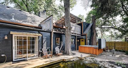 Black Barn Indy · Black Barn Indy-Secluded Suburban Retreat!