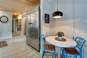 Dining - Black Barn Indy · Black Barn Indy-Secluded Suburban Retreat! (Indianapolis)