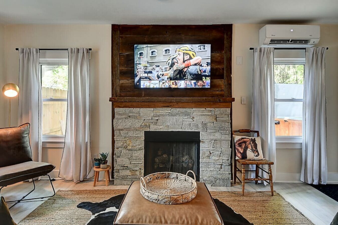 Smart TV, fireplace