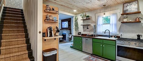 Réfrigérateur, four à micro-ondes, un four, surface de cuisson