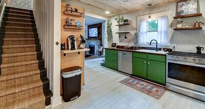 Black Barn Indy · Black Barn Indy-Secluded Suburban Retreat!