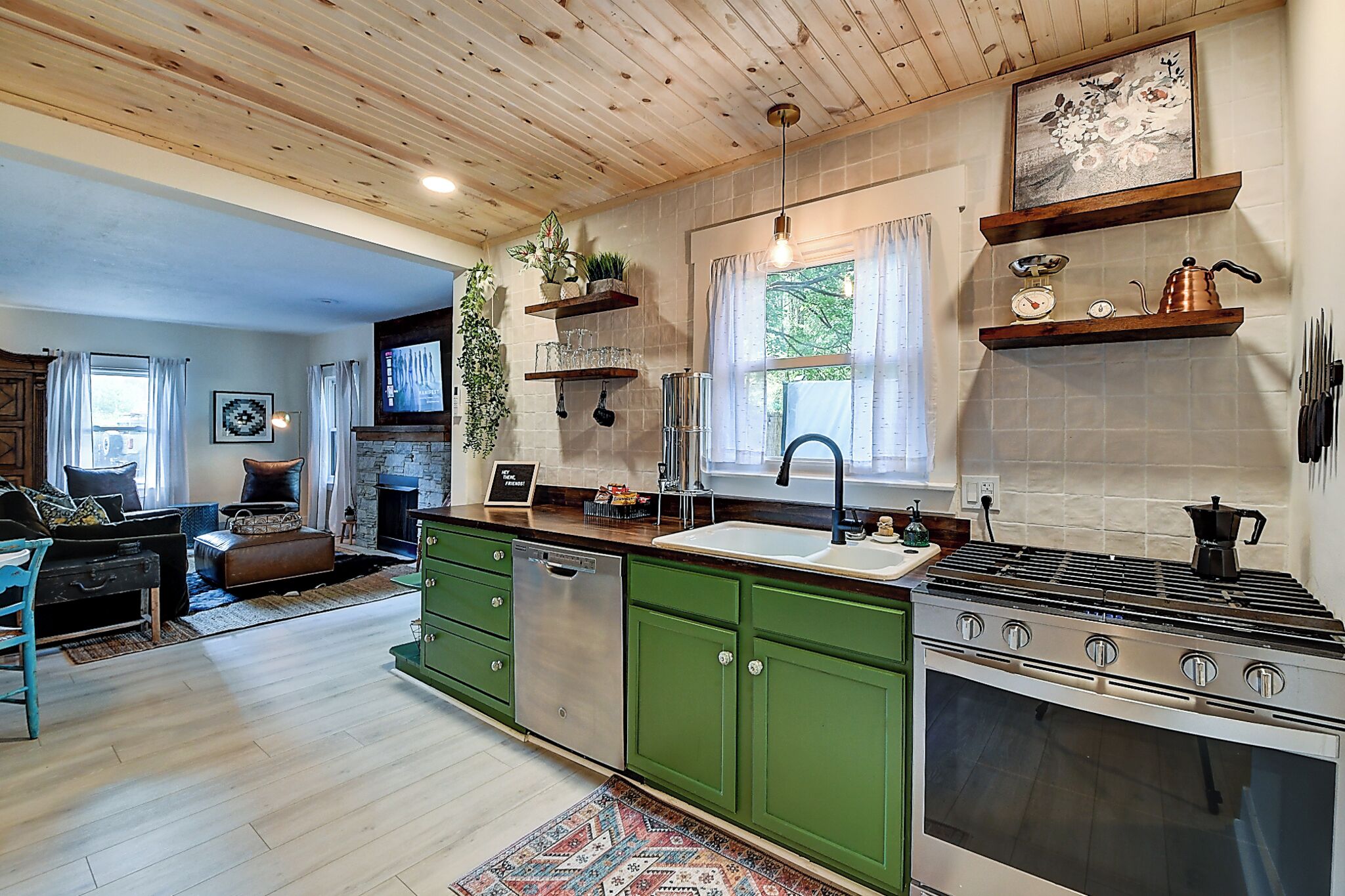 冷蔵庫、電子レンジ、オーブン、コンロ