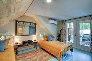 2 bedrooms, iron/ironing board, WiFi, bed sheets - Black Barn Indy · Black Barn Indy-Secluded Suburban Retreat! (Indianapolis)