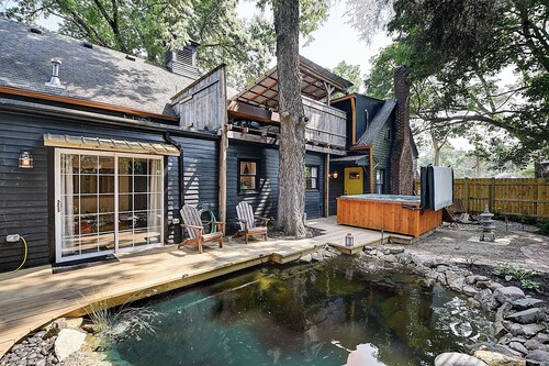 Black Barn Indy · Black Barn Indy-Secluded Suburban Retreat!