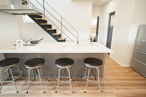 Living area - Orange County Guest House - Hostel (Izumisano)