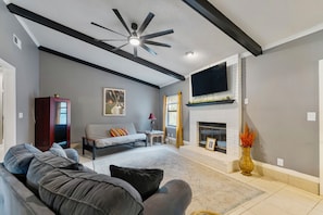 Smart-tv, bordtennisbord, bøger