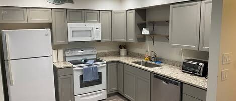 冷蔵庫、電子レンジ、オーブン、コンロ