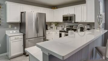 Køleskab, mikrobølgeovn, ovn, kogeplade