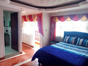 4 habitaciones, tabla de planchar con plancha, wifi y ropa de cama
