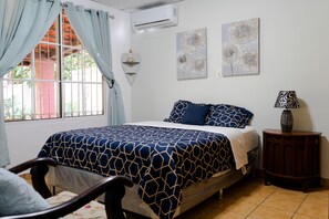 4 bedrooms, in-room safe, iron/ironing board, WiFi - Spacious and cozy house with large terraces and gardens 4 habitaciones  (San salvador)