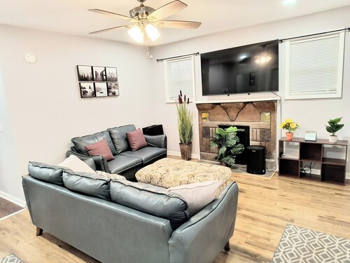 Spacious 3BR/2BA Home-Fast WiFi, Smart TVs,Free Netflix,Furnished Patio- Pets OK