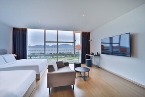 Tvåbäddsrum för familj | Sängtillbehör av högsta kvalitet, skrivbord och arbetsyta för laptop