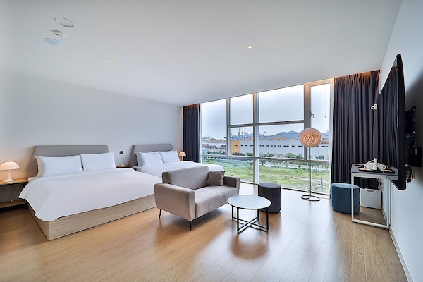 Quarto duplo família | Roupas de cama premium, escrivaninha, espaço de trabalho para notebook