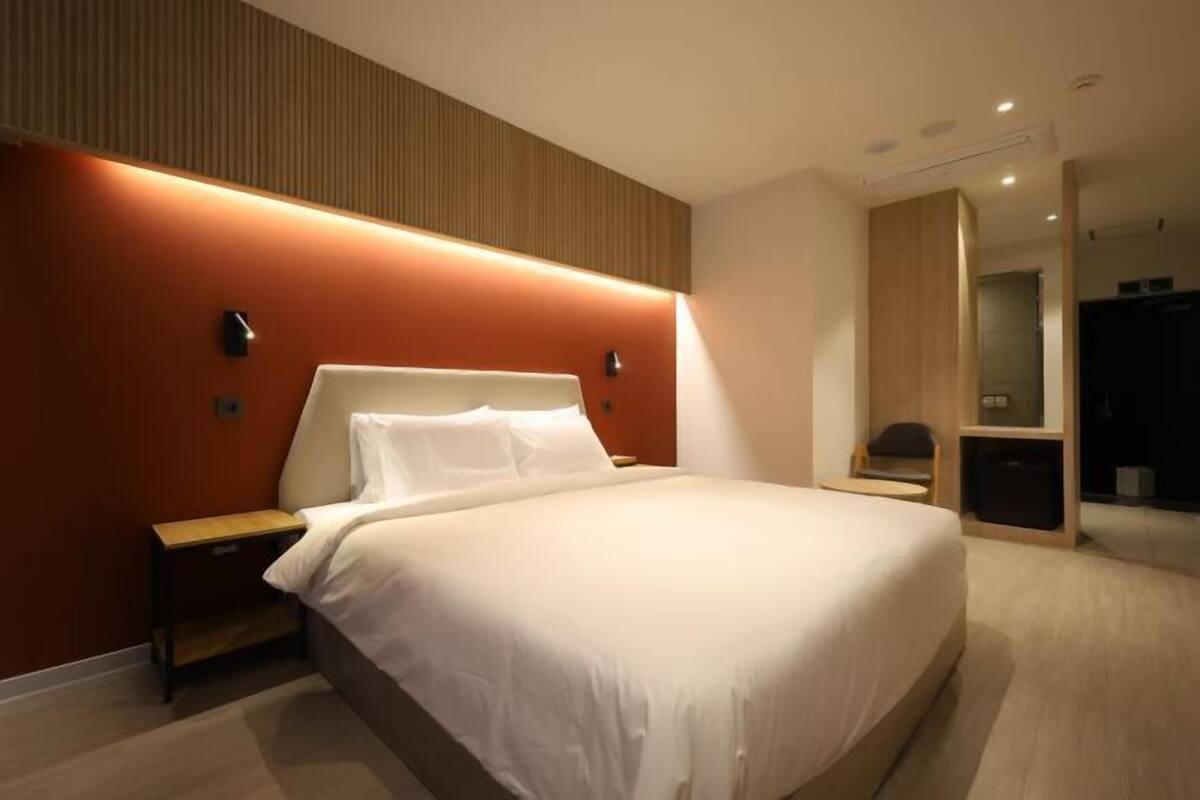 1 bedroom, premium bedding, desk, laptop workspace